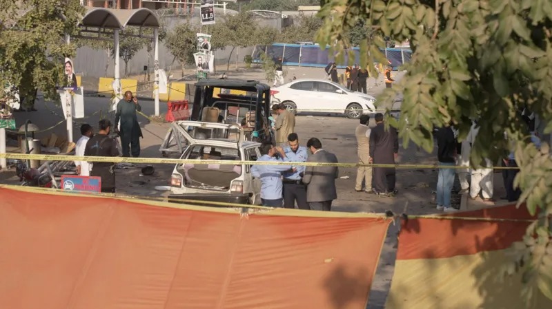 Polisi menutup area dekat pengadilan distrik di Islamabad setelah ledakan tersebut (Sumber: BBC)