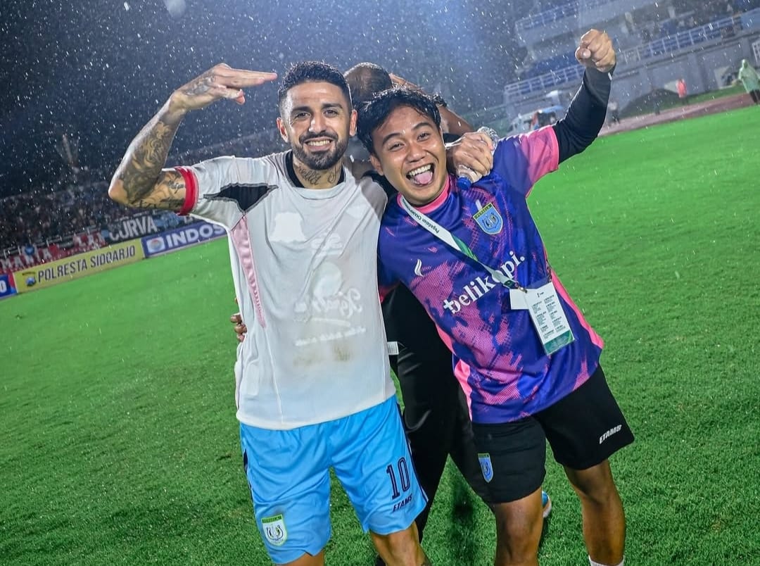 Para pemain Persela Lamongan rayakan kemenangan atas Deltras FC dalam derbi Jawa Timur Pegadaian Championship