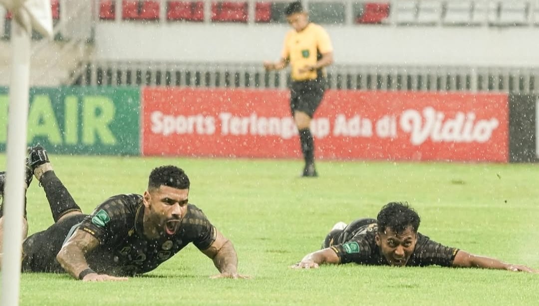 Selebrasi pemain PS Barito Putera dalam kemenangan atas Kendal Tornado FC yang membawa Laskar Antasari kuasai puncak klasemen sementara grup Timur Pegadaian Championship