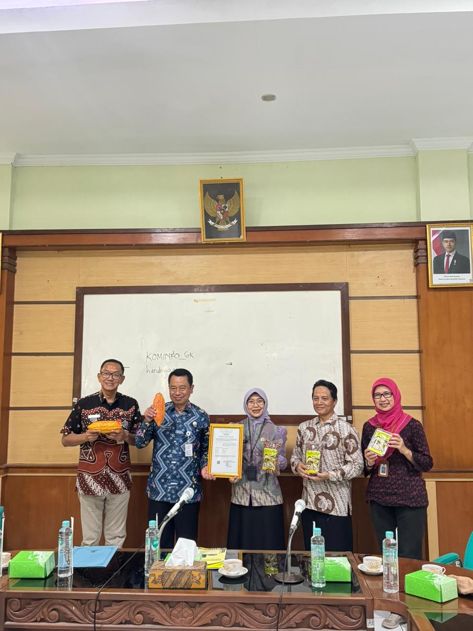 Sekda Gunungkidul didampingi Kepala Dinas Pertanian dan Pangan Rismiyadi dalam menerima sertifikat perlindungan indikasi geografis kakao Gunungkidul dari Kemenkum Kanwil DIJ.  &nbsp;