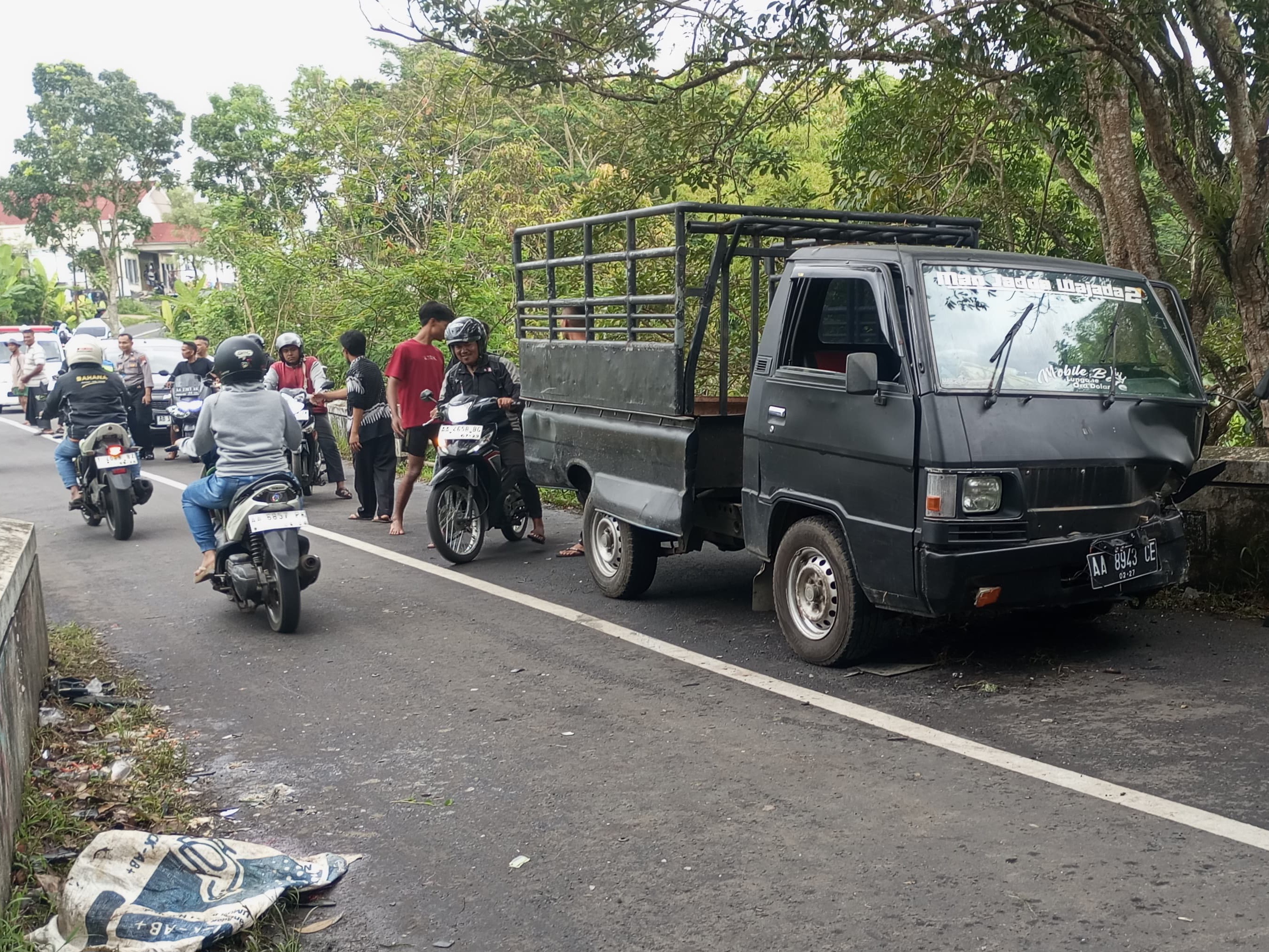 Petugas mengevakuasi mobil L300 yang terlibat kecelakaan di jalur Windusari&ndash;Bandongan, Kamis (13/11).