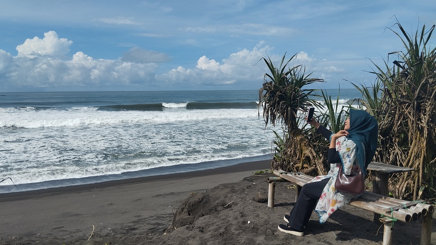 MENIKMATI: Wisatawan sedang menikmati Pantai Tanggul Tirto Kamis (13/11/2025).