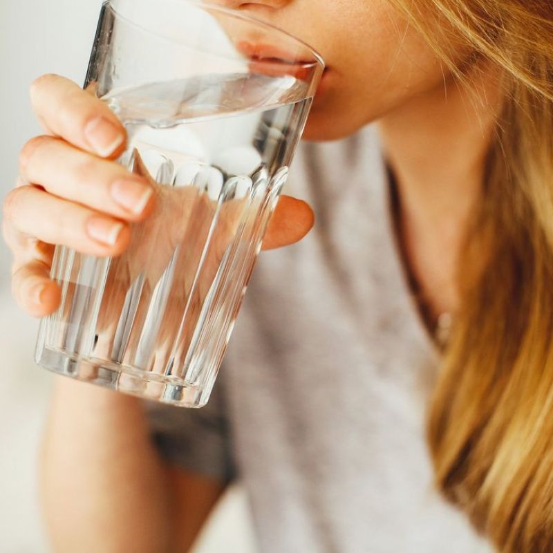 Minum air putih.