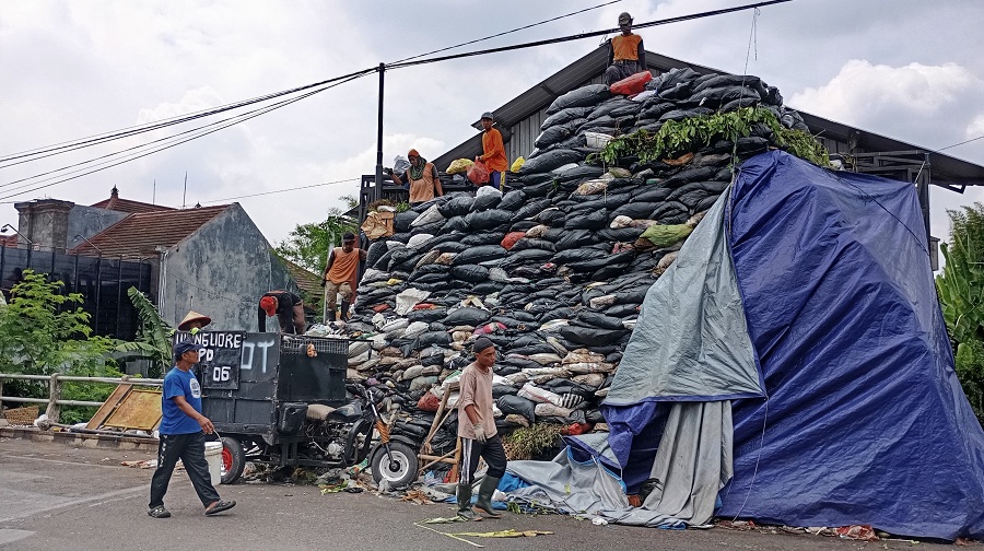 MEMBLUDAK: Kondisi Depo Argolubang yang penuh gunungan sampah pada Senin (10/11/2025).