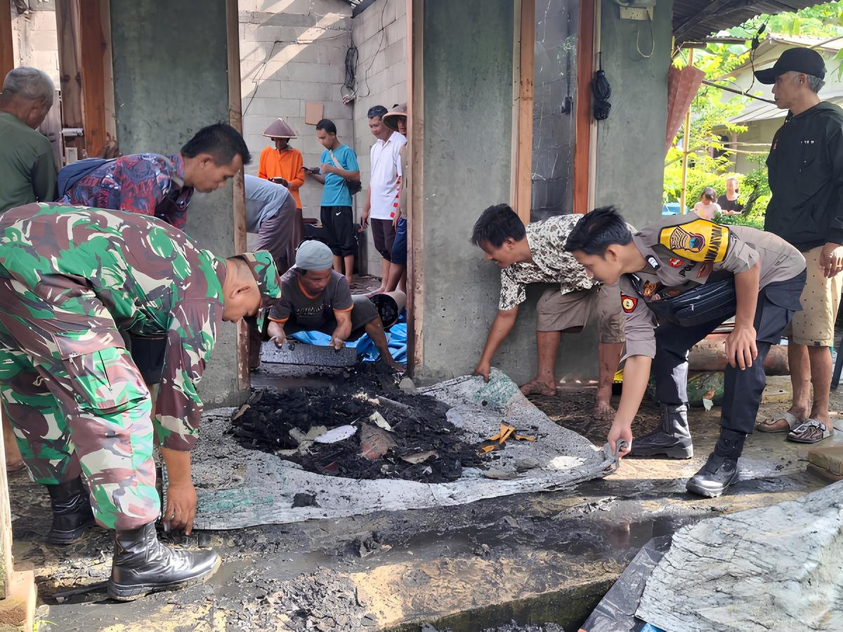 Aparat TNI dan Polri bersama warga ikut membantu proses pembersihan material pasca rumah Jeminem, 67, terbakar pada Kamis (13/11). (Dokumetasi Polres Kebumen)