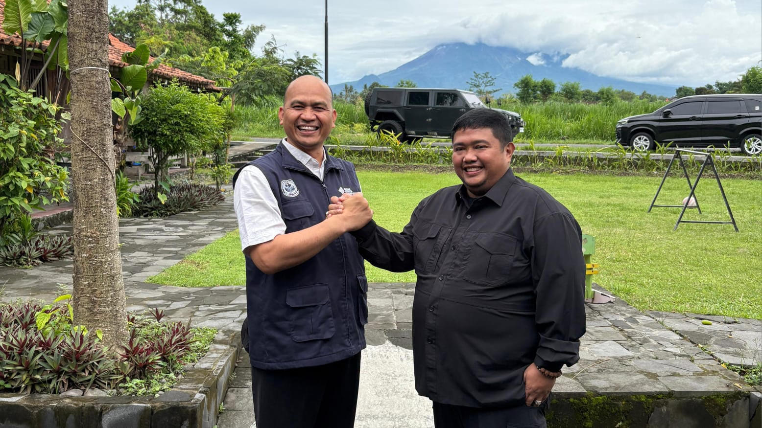 Ketua AWMI Dewanto P. Siregar saat berfoto dengan Dirut BOB Agustin Peranginangin&nbsp;