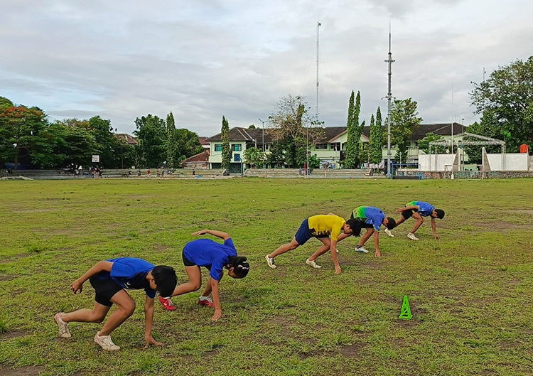 LATIHAN: Siswa kelas khusus olahraga SMP Negeri 13 Yogyakarta berlatih sebelum jam masuk sekolah di Lapangan Minggiran, (13/11/2025).