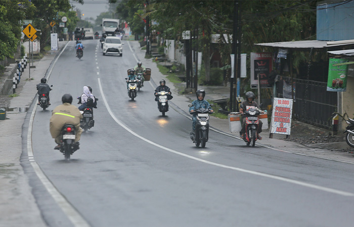 TAK LAGI&nbsp; BERLUBANG: Jalan Godean, Sleman, &nbsp;yang sudah diperbaiki kondisinya jauh lebih nyaman dan aman bagi pengguna jalan. Kini masih ada 2 kilometer yang perlu ditingkatkan.