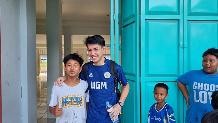 DITUNTUT KONSISTEN: Bek PSIM Jogja asal Jepang Yusaku Yamadera  saat meladeni para fans anak-anak untuk berfoto bersama.