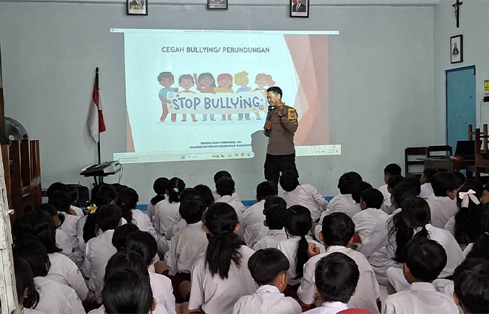 EDUKASI CEGAH BULLYING: Bhabinkamtibmas Polsek Wirobrajan Bripka Joko Purnomo saat memberikan penyuluhan pencegahan bullying kepada siswa-siswi SD Kanisius Wirobrajan I, Senin (10/11).