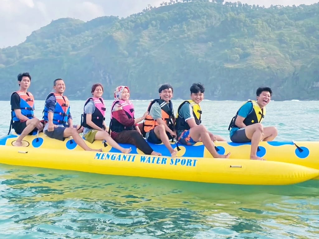 Pengunjung menikmati wahana water sport atau wahana air di Pantai Menganti, Desa Karangduwur, Kecamatan Ayah. (Dokumetasi Menganti Water Sport)  &nbsp;