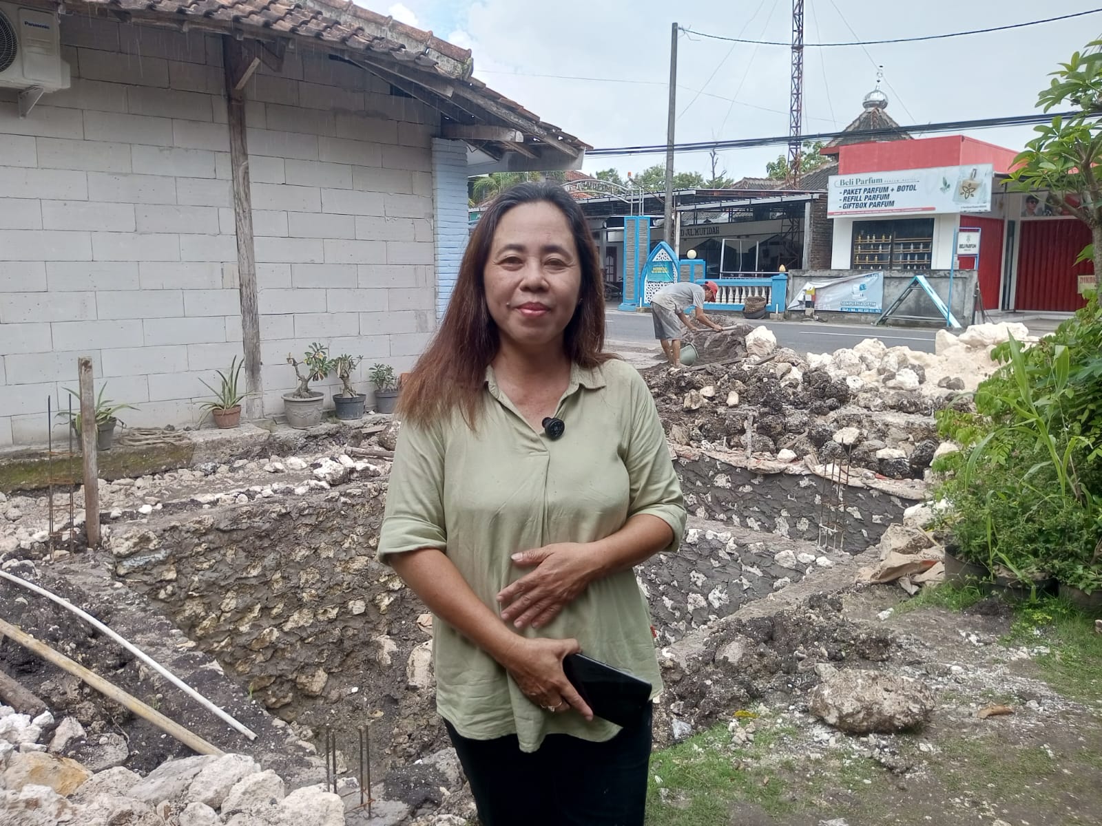 Kepala Yayasan SPPG Playen 1 sedang memberikan keterangan terkait bocornya limbah cair dari dapur pada Kamis (13/11).