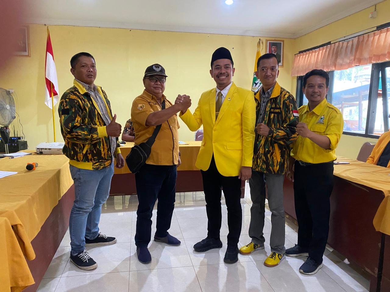 SOLID: Banudoyo Manggolo (tiga dari kiri) melakukan salam komando dengan seniornya, Sukamto, usai menyerahkan formulir pendaftaran calon ketua umum DPD Partai Golkar Kabupaten Sleman, Jumat