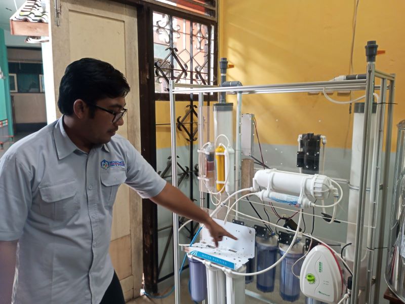 INOVATIF: Nodya Hartoko sedang menunjukkan alat filtrasi pengolahan air mineral Toya Saga milik SMKN 3 Wonosari Jumat (14/11).