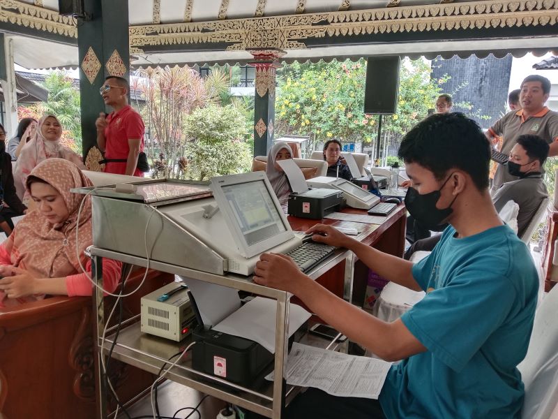ANTUSIAS: Pemeriksaan kejiwaan dengan alat Heart Rate Variability (HRV) dalam kegiatan cek kesehatan gratis (CKG) Jumat (14/11).