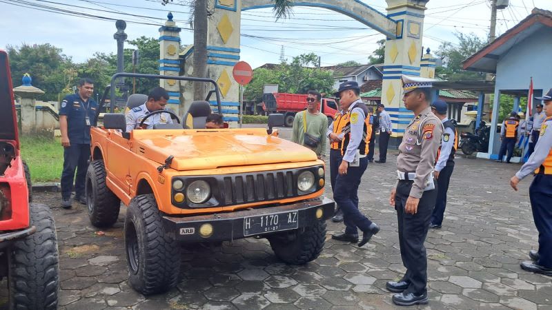 ANTISIPASI: Dishub Bantul sedang melakukan inspeksi keselamatan lalu lintas dan angkutan jalan menyambut nataru Selasa (12/11).