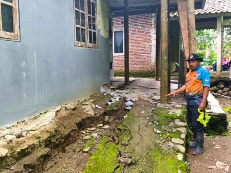 TURUN LAPANGAN: Petugas dari BPBD Kebumen melakukan asesmen di sekitar lokasi tanah bergerak di Desa Sampang, Kecamatan Sempor.