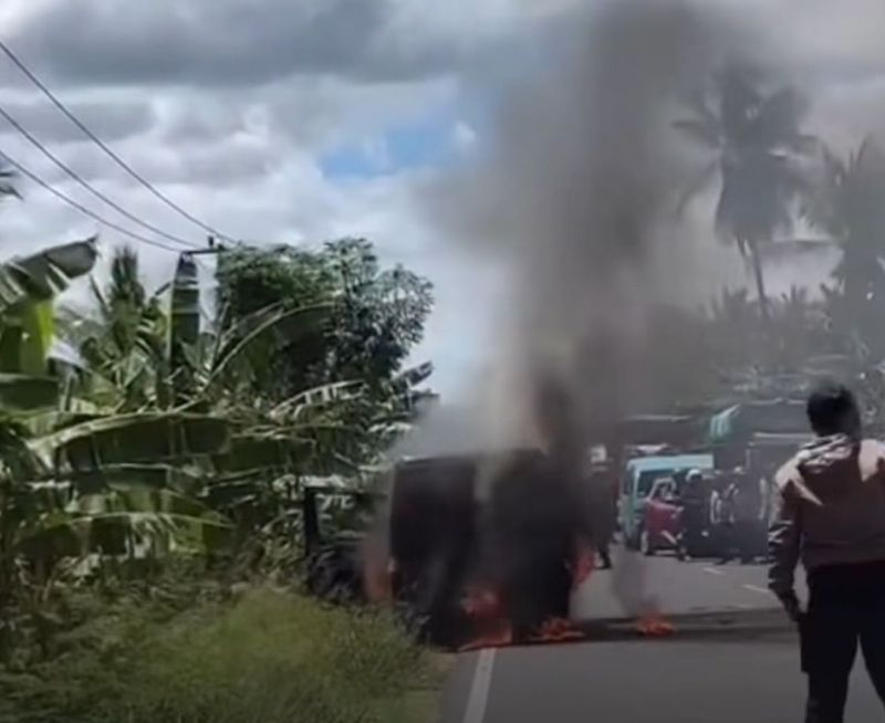 Mobil pengangkut uang milik Bank BNI terbakar di Jalan Trans Sulawesi, Polewali Mandar.
