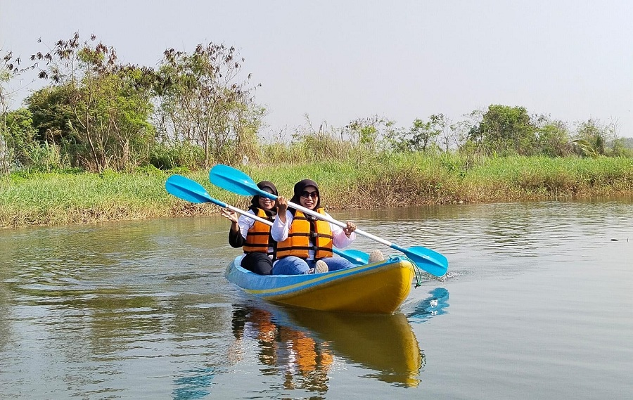 BERWISATA: Wisatawan sedang menaiki kano di Wisata Bojong Asri.