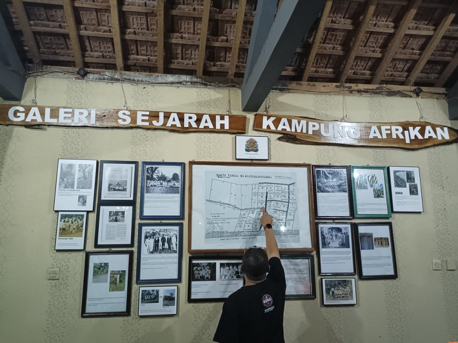 CATATAN SEJARAH : Pengelola Kampung Afrikan menunjukkan dokumen lama sebagai bukti keberadaan warga Afrika tempo dulu.