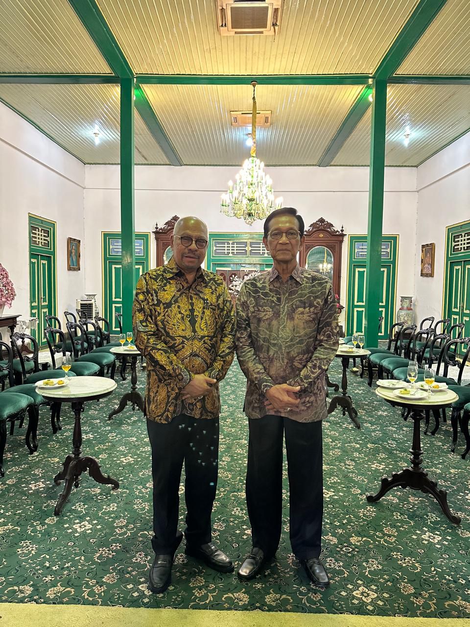 Sri Sultan Hamengku Bawono Ka 10 bersama dengan Ketua Fraksi Golkar MPR RI Melchias Markus Mekeng di Keraton Kilen, Kompleks Keraton Jogja, Kamis (13/11).
