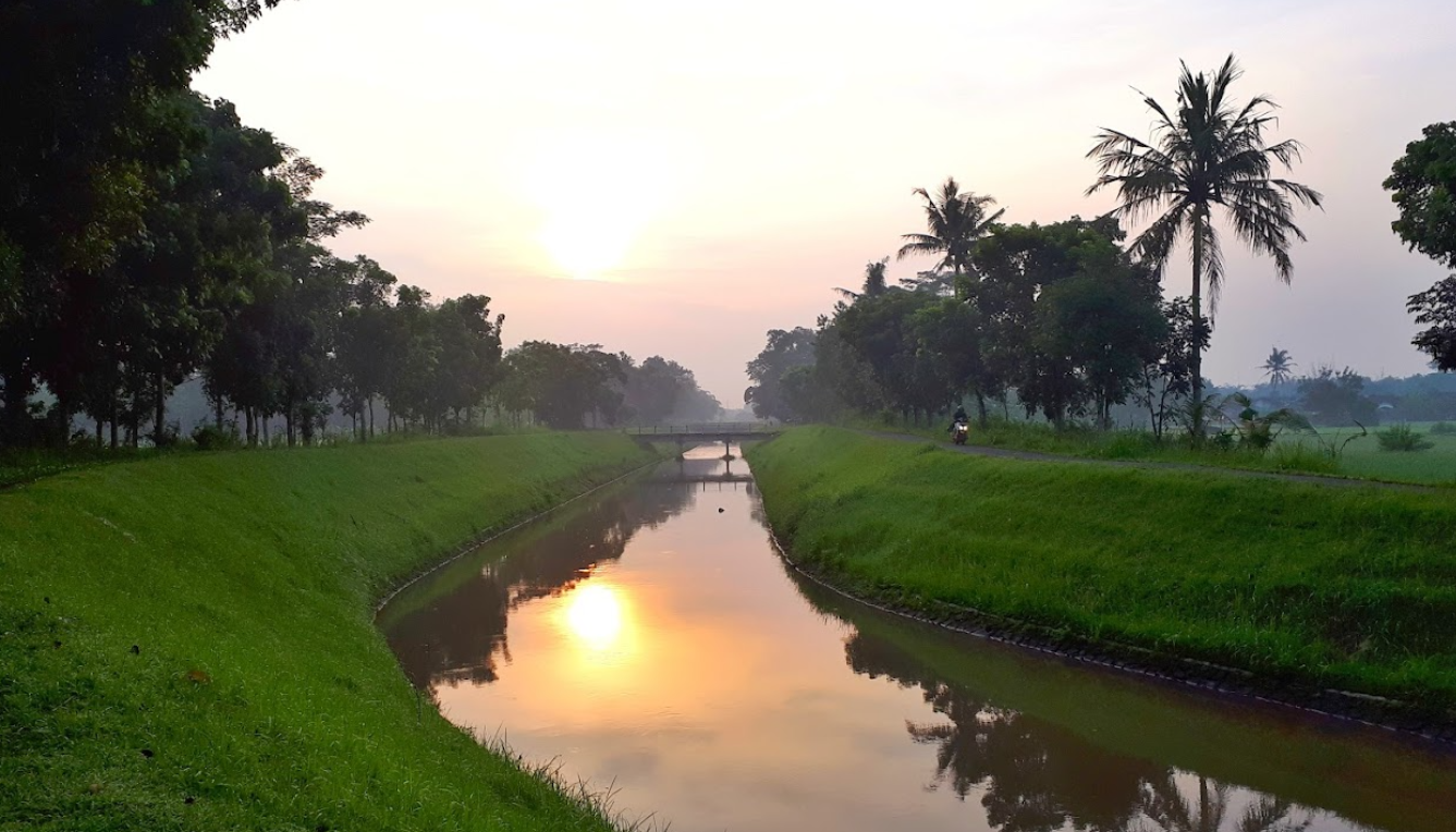 Keindahan Selokan Mataram di sore hari.