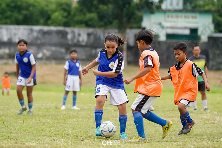 Para siswa putri SSB Gama Jogjakarta saat mengikuti latihan rutin di Lapangan Sonorayo, Sleman.