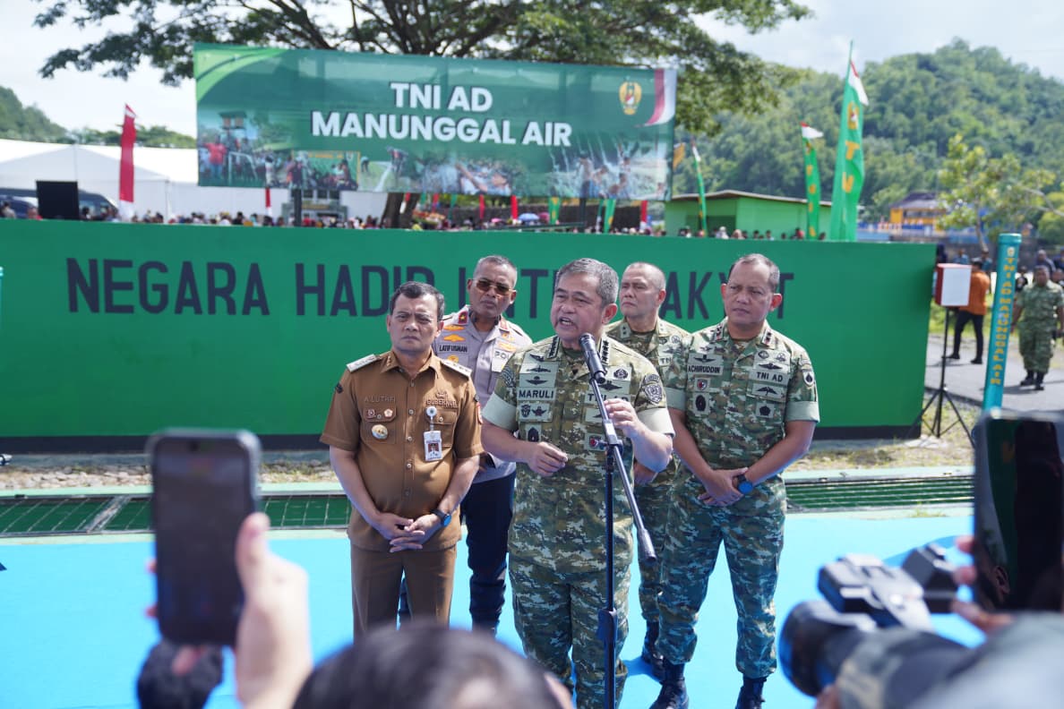 Kasad Jenderal TNI Maruli Simanjuntak saat meresmikan pompa hidram di Banyumas Kamis (13/11).