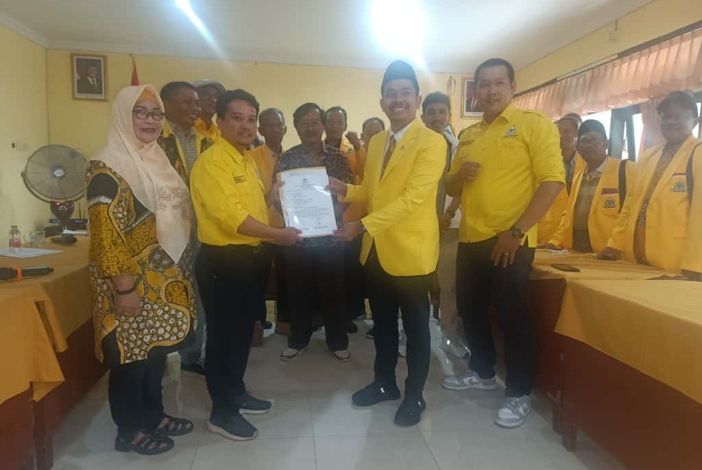KADER MUDA: Banudoyo Manggolo menyerahkan formulir pendaftaran calon ketua umum DPD Partai Golkar Kabupaten Sleman periode 2025-2030 kepada Ketua SC Andi Jayaprana, Jumat (14/11/2025)