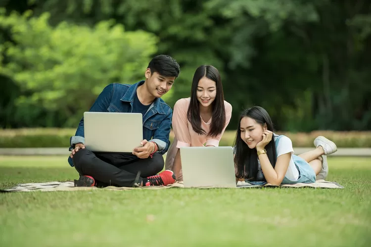 Menikmati kuliah sambil kerja di luar negeri (Piabay.com)