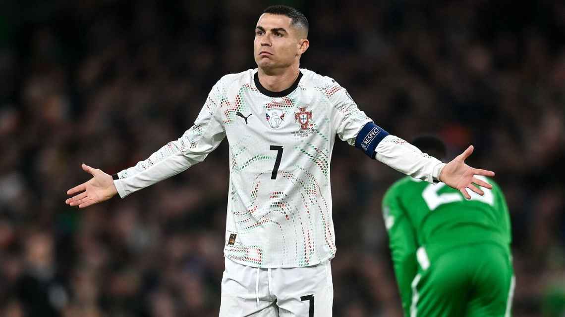 Ekpresi Cristiano Ronaldo setelah menerima kartu merah pertamanya bersama tim nasional Portugal dalam kekalahan dari Republik Irlandia di Kualifikasi Piala Dunia