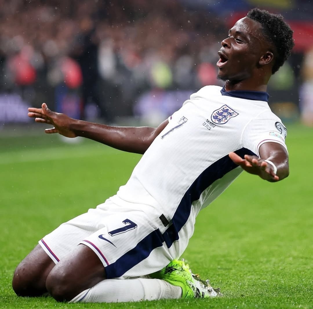 Selebrasi Bukayo Saka setelah mencetak gol indah dalam kemenangan Inggris atas Serbia