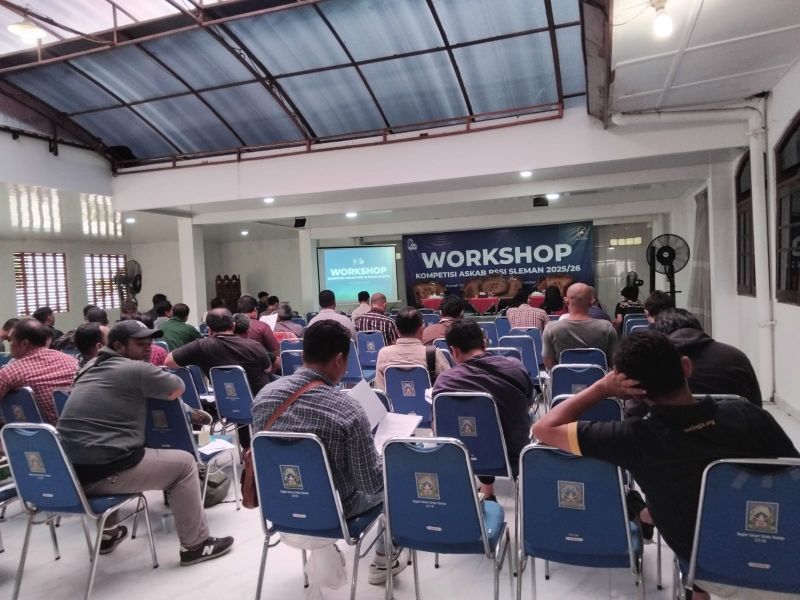 Anggota Askab PSSI Sleman saat mengikuti Workshop Kompetisi Tahun 2025/2026 di Rumah Dinas Wakil Bupati Sleman pada Sabtu (15/11).&nbsp;