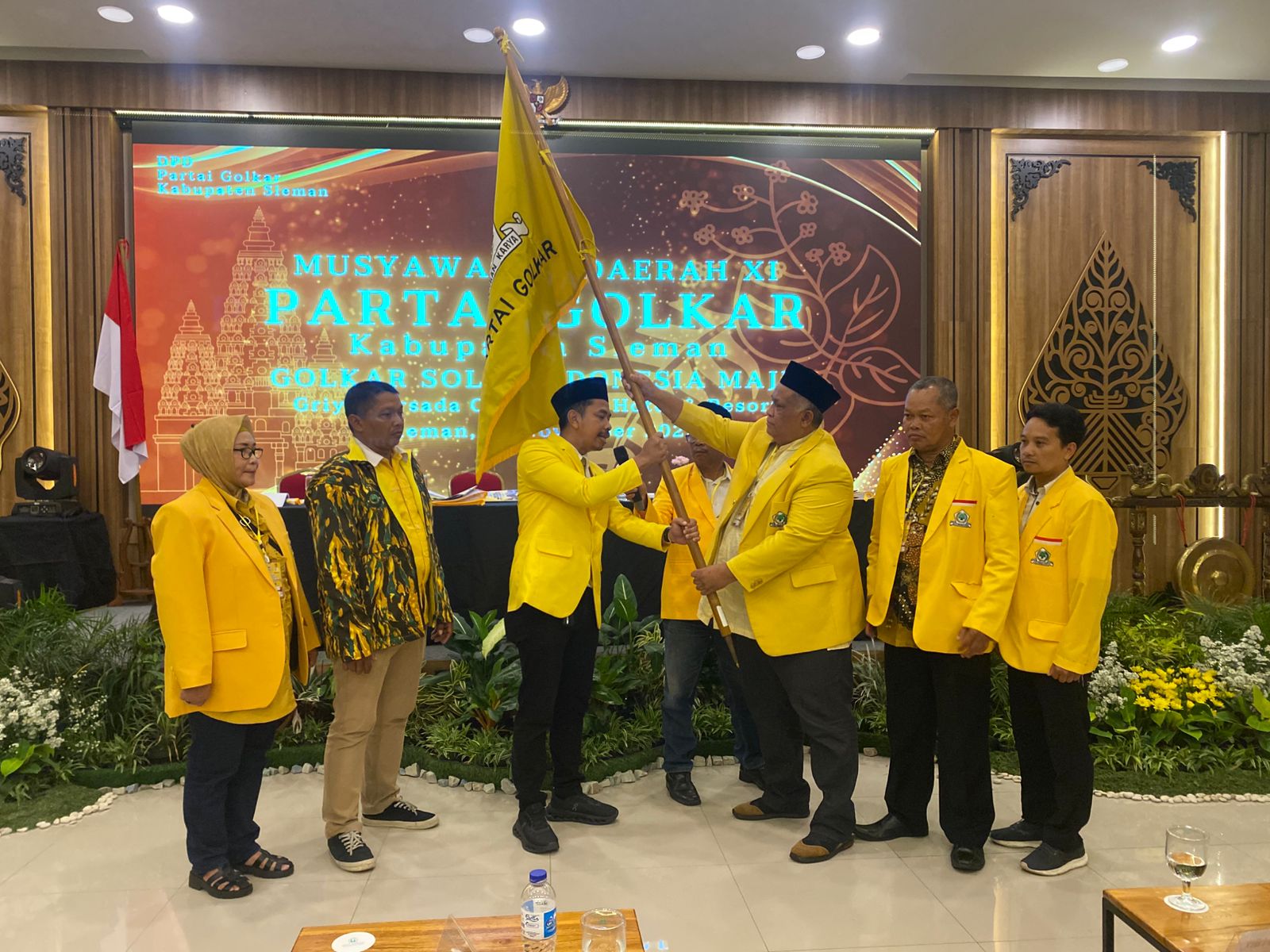 NAKHODA BARU: Banudoyo Manggolo menerima pataka dari Sekretaris DPD Partai Golkar DIJ Erwin Nizar di sela Musda XII Partai Golkar Kabupaten Sleman di Hotel Griya Persada, Sabtu (15/11/2025).