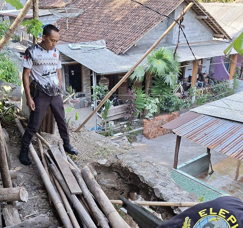 Longsor yang terjadi di Padukuhan Ngrencah, Kalurahan Sriharjo, Kapanewon Imogiri