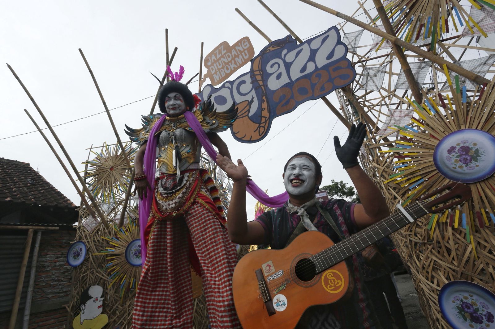 Seniman mengikuti kirab pembukaan Ngayogjazz 2025 bertajuk "Jazz Diundang Mbokmu", di Imogiri, Bantul, Sabtu (15/11).