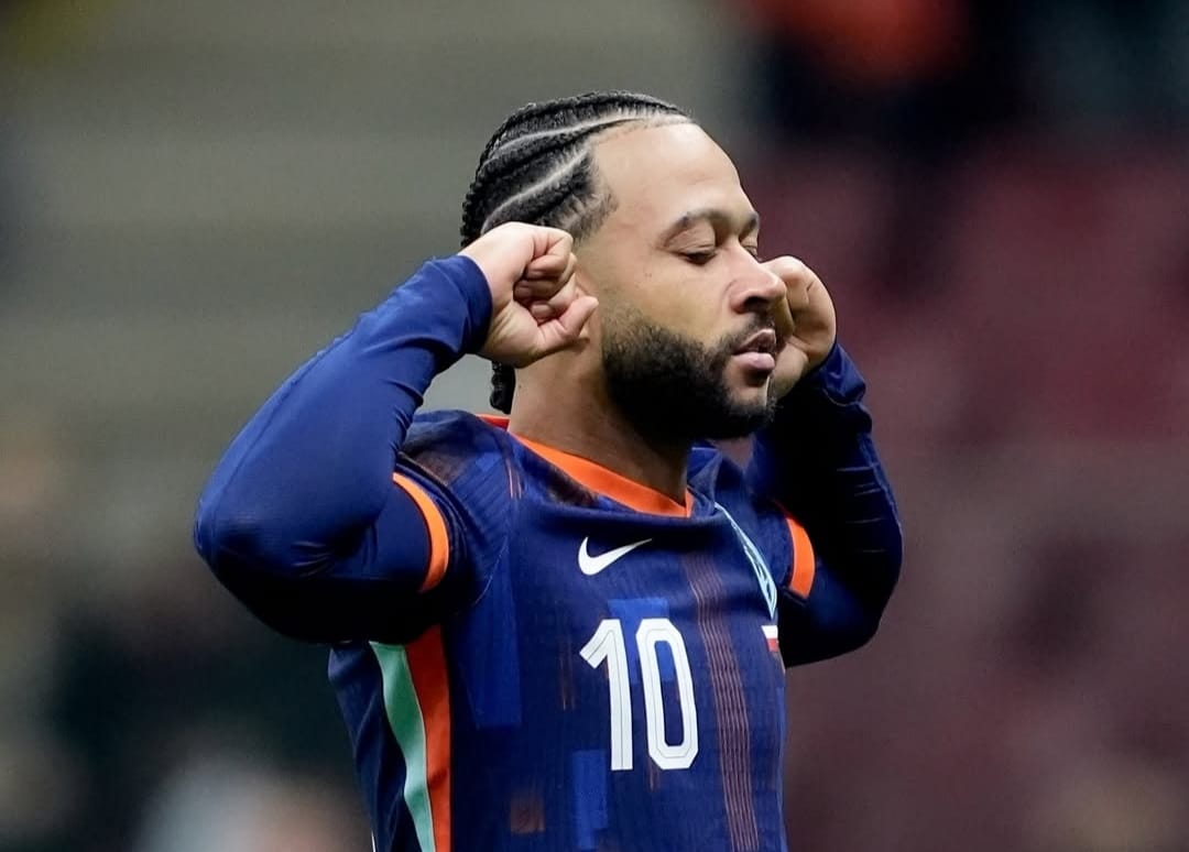Selebrasi Memphis Depay setelah mencetak gol dalam hasil imbang Belanda kontra Polandia