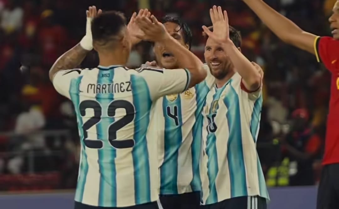 Selebrasi pemain Argentina setelah Lionel Messi mencetak gol dalam laga persahabatan kontra Angola