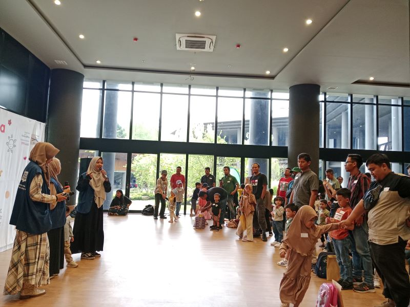SERU: Para ayah saat ikut bermain bersama anak dalam kegiatan Main Sama Bapak di GIK UGM Minggu (16/11).