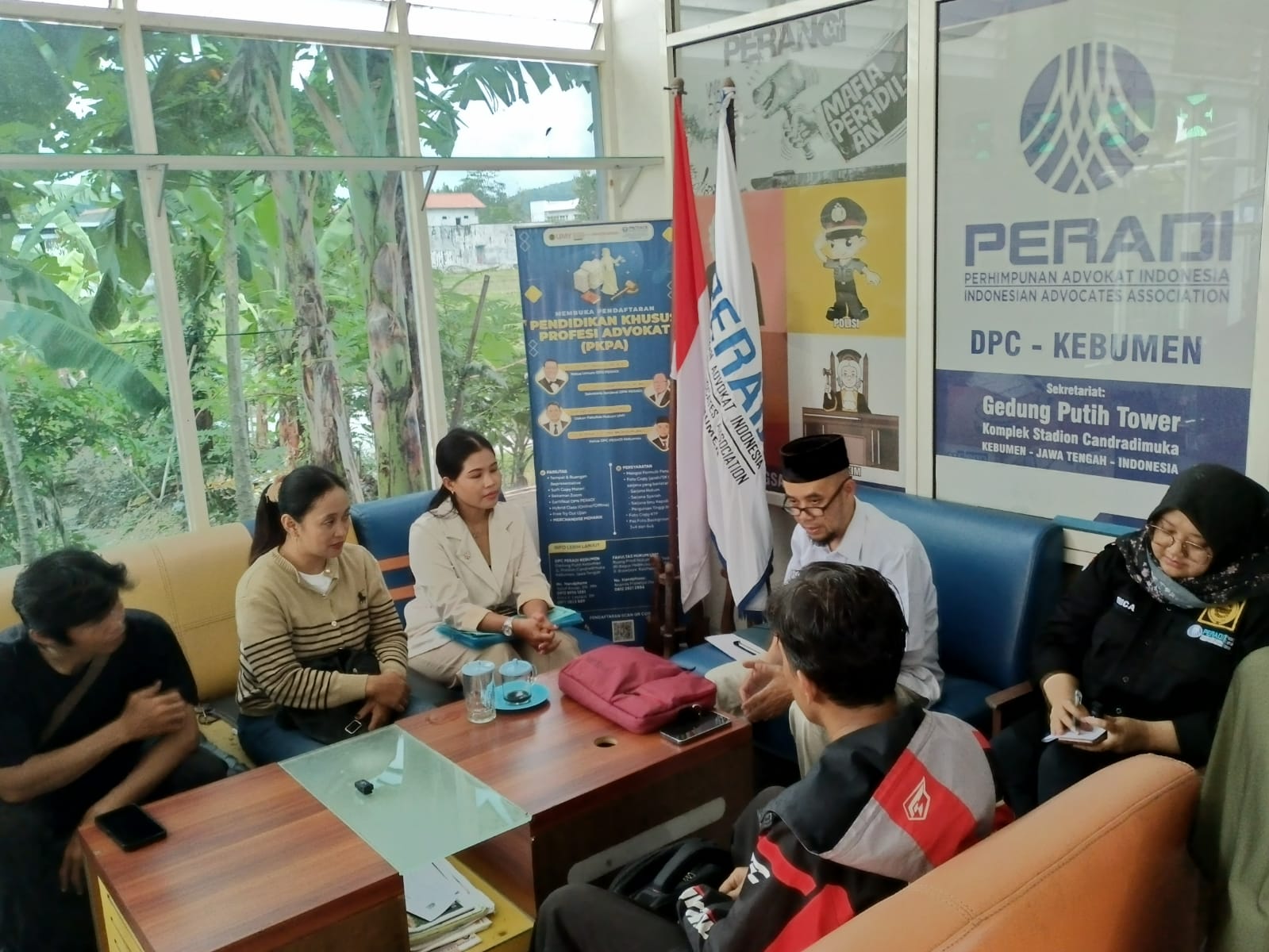 Korban investasi bodong NWS ramai-ramai mendatangi kantor bantuan hukum di utara Stadion Candradimuka untuk mencari penyelesaian masalah yang sedang mereka hadapi, Sabtu (15/11).