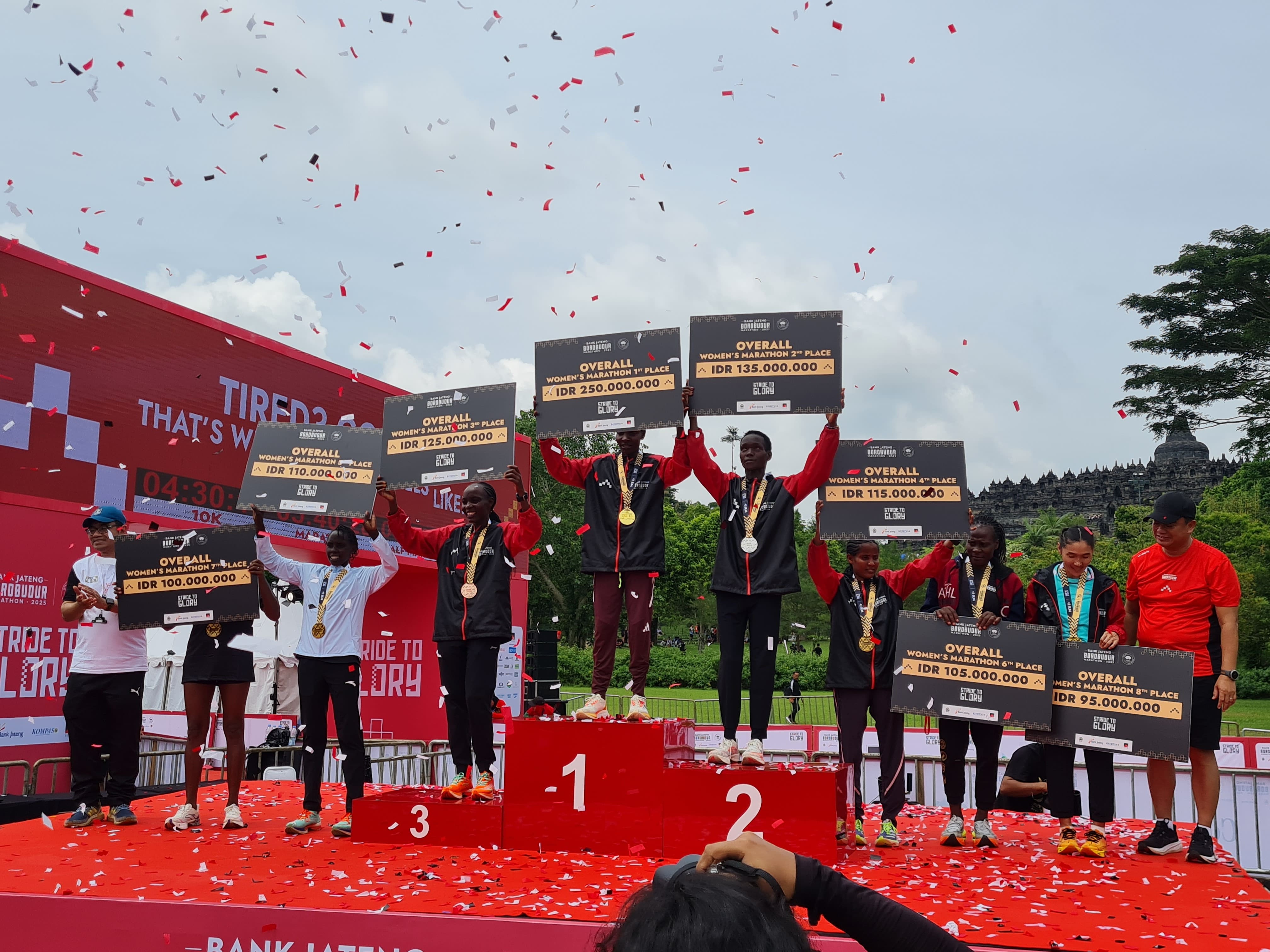 Para pelari kategori Overall Male Marathon saat menaiki podium juara pada gelaran Bank Jateng Borobudur Marathon 2025, Minggu (16/11).