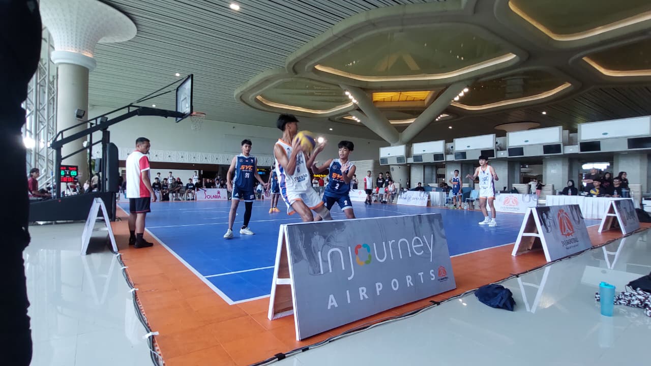 UNIK: Pemain basket antusias bermain di dalam Bandara YIA.