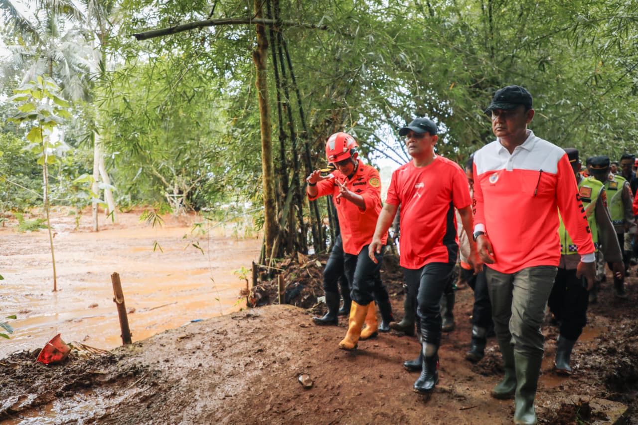 Gubernur Jawa Tengah Ahmad Luthfi terjun langsung meninjau lokasi longsor di Cilacap