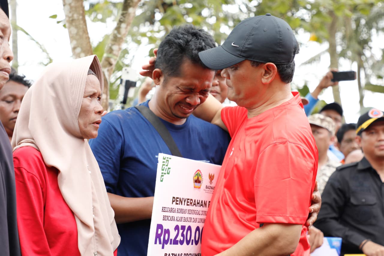 Gubernur Jawa Tengah Ahmad Luthfi melakukan pengecekqn langsung lokasi longsor di Cilacap, Jawa Tengah.