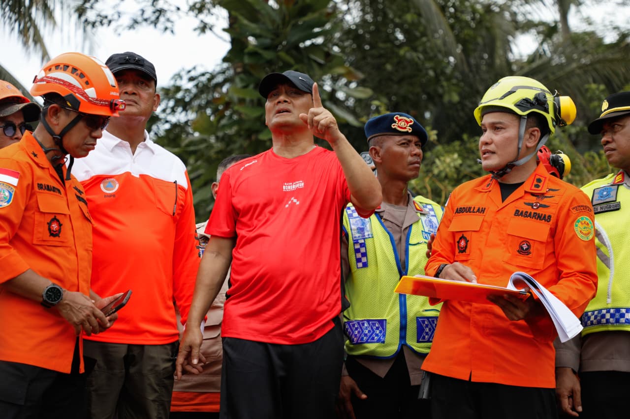 Gubernur Jawa Tengah Ahmad Luthfi menyaksikan langsung upaya pemulihan pasca longsor di Cilacap