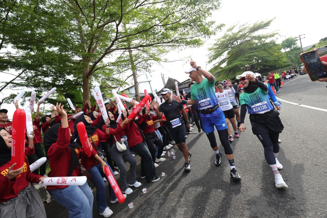 mantan Gubernur Jawa Tengah Ganjar Pranowo yang ikut berlari bersama istrinya, Siti Atikoh Supriyanti, pada kategori non-kompetitif.