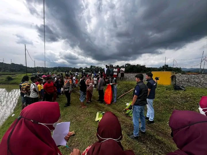 Petugas dari Polres Kebumen mengevakusi tubuh lansia yang tertabrak Kereta Api (KA) Argo Semeru di perlintasan tanpa palang pintu, tepatnya di Km 426+6/7 jalur Ijo-Gombong, Sabtu (15/11).
