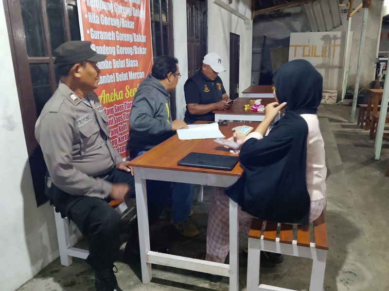 Korban dimintai keterangan oleh anggota Polres Kulon Progo pasca upaya penjambretan di TKP.
