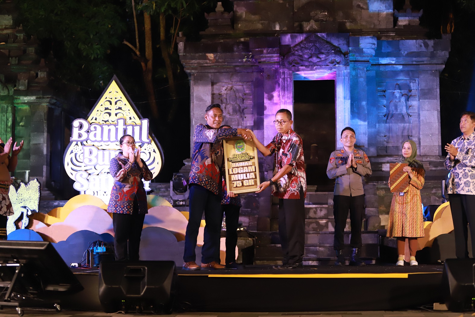 HADIAH UTAMA: Wakil Bupati Bantul Aris Suharyanta menyerahkan secara simbolis hadiah berupa emas seberat 75 gram pada malam penganugerahan PBA 2025 di Candi Tirto Raharjo Jumat (14/11).