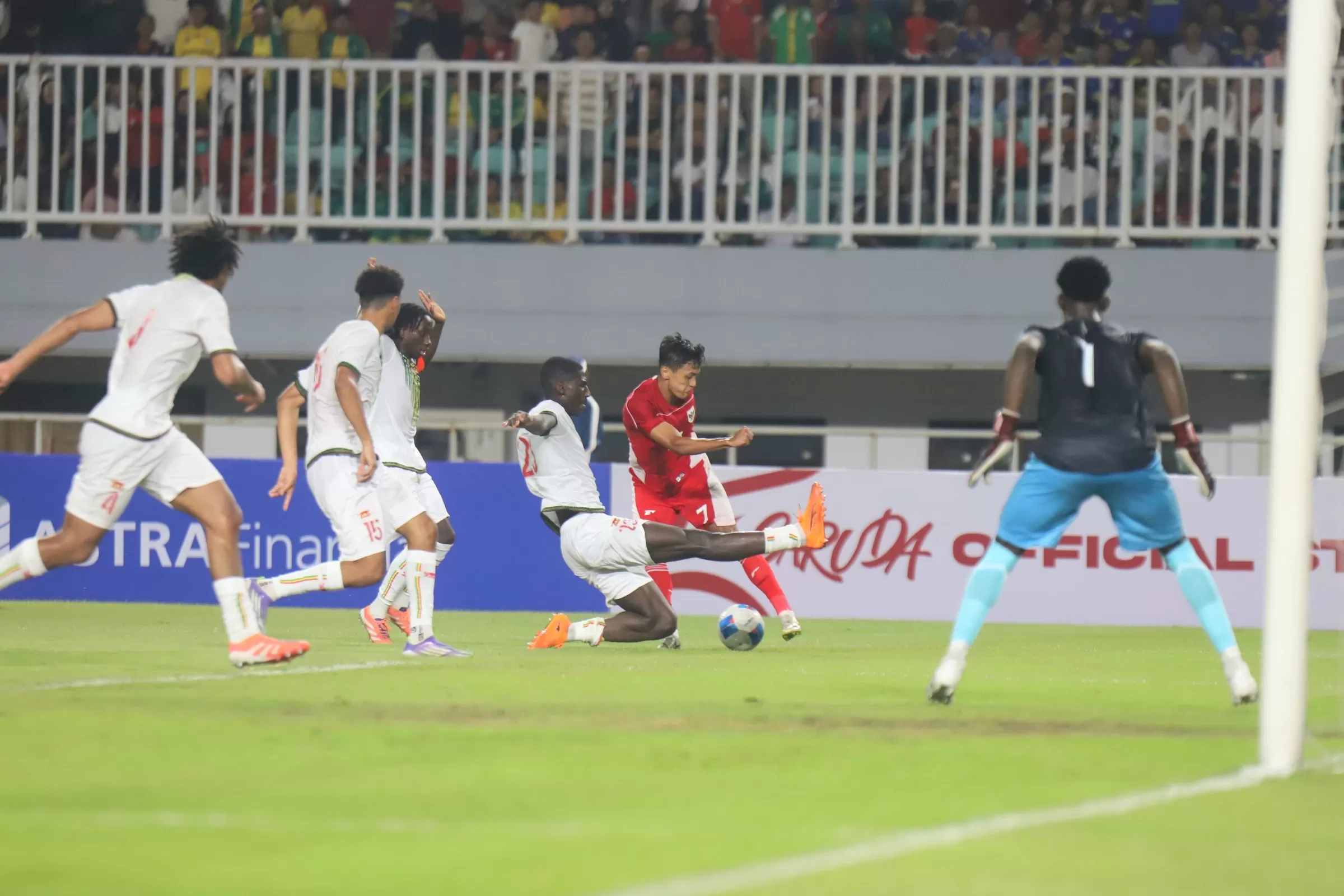 Timnas Indonesia U23 vs timnas Mali U23 dalam laga uji coba di Stadion Pakansari, Bogor, Jawa Barat, Sabtu (15/11/2025).